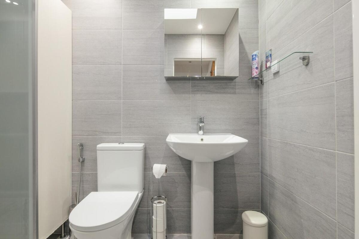 Spacious 3 Bedroom Home With Ps5 And Pool Table Near O2 Arena Canary Wharf And Elizabeth Line To Central Лондон Экстерьер фото
