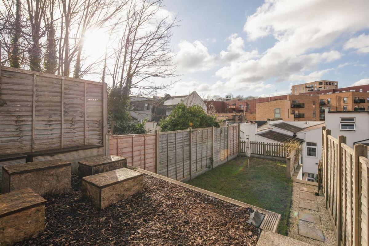 Spacious 3 Bedroom Home With Ps5 And Pool Table Near O2 Arena Canary Wharf And Elizabeth Line To Central Лондон Экстерьер фото