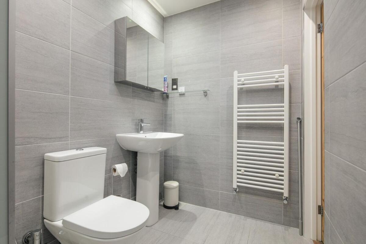 Spacious 3 Bedroom Home With Ps5 And Pool Table Near O2 Arena Canary Wharf And Elizabeth Line To Central Лондон Экстерьер фото