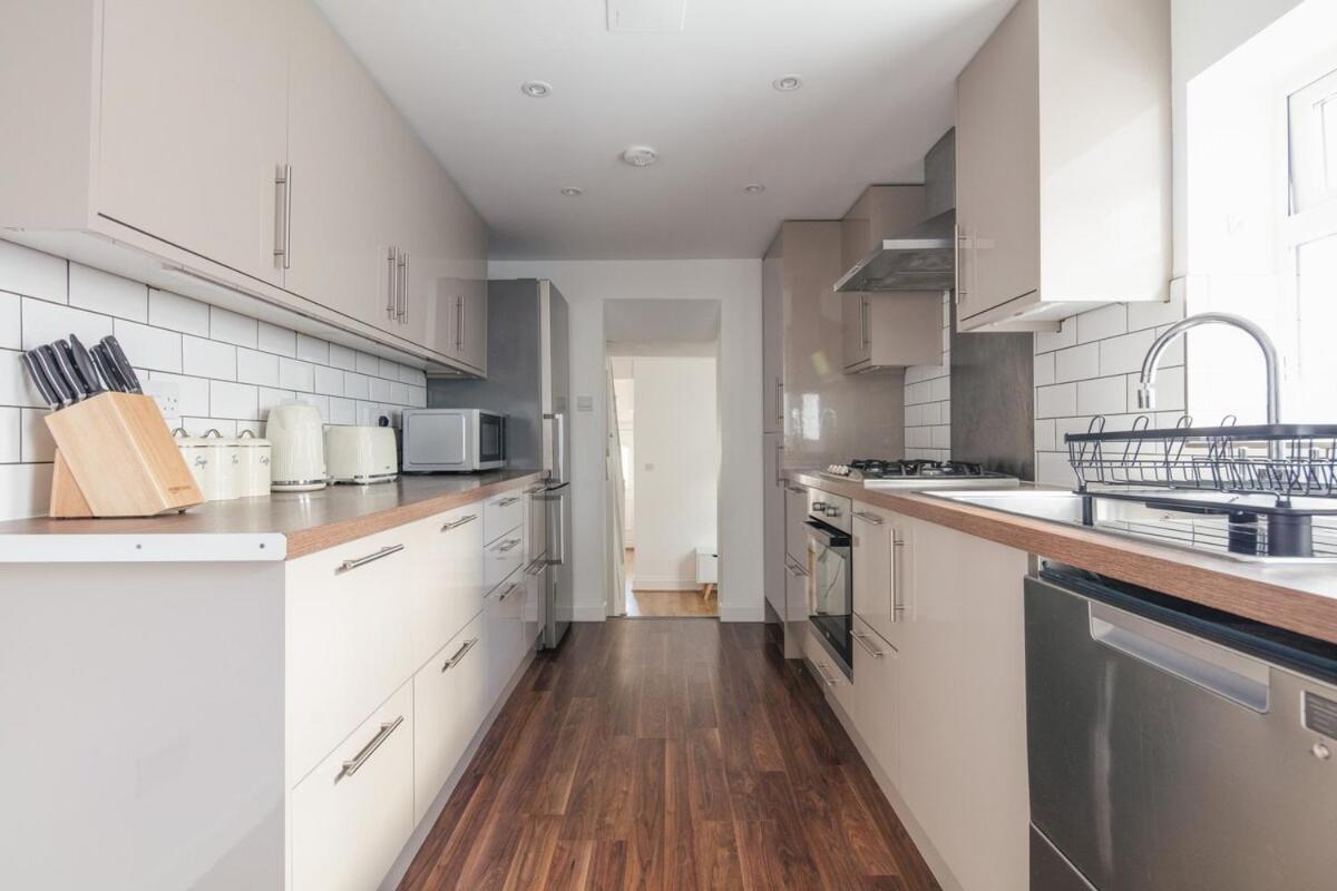 Spacious 3 Bedroom Home With Ps5 And Pool Table Near O2 Arena Canary Wharf And Elizabeth Line To Central Лондон Экстерьер фото